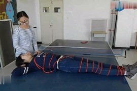 乒乓球台上挠脚心 - D216